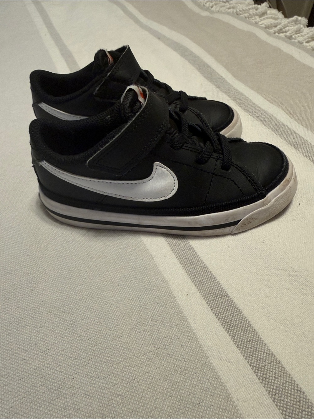 Nike Black and White Low-Top Kids Sneakers with Hook-and-Loop Strap